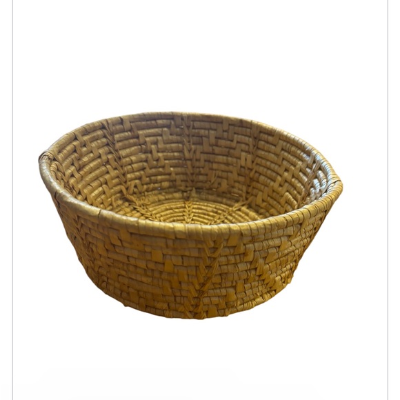 Vintage Handwoven Circular Basket. - Picture 2 of 3